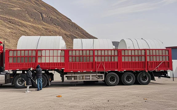甘州塑料桶装车完毕准备运输中